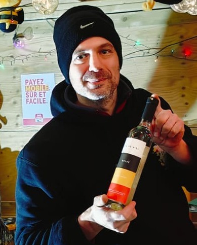 Raf vend de l'hydromel local sur un marché de Noël